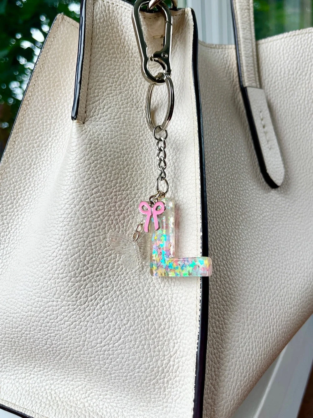 🦋 'L' Glitter Letter Keychain & Bag Charm with 🎀 Bow & Butterfly Accents